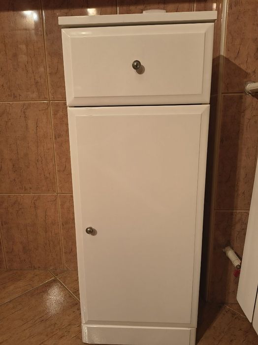 Biała szafka łazienkowa