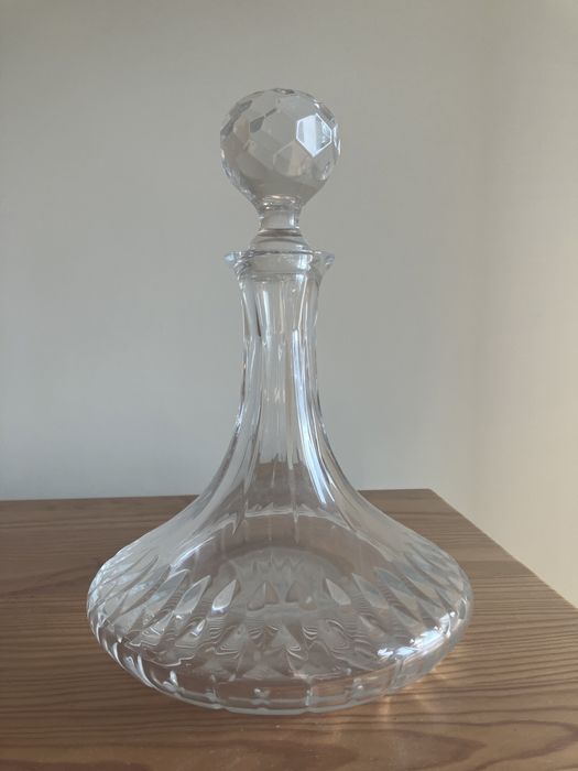 Vista alegre garrafas e balde para gelo