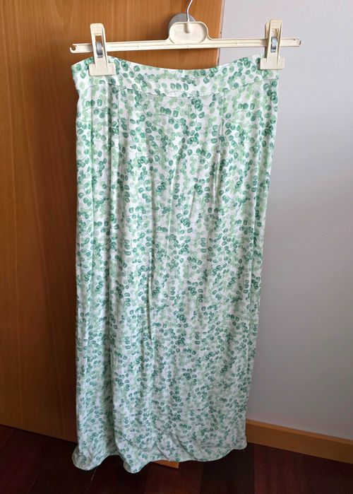 Saia midi verde e branca H&M 100% viscose, tamanho 36