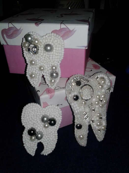 Брошь из бисера "Зуб"