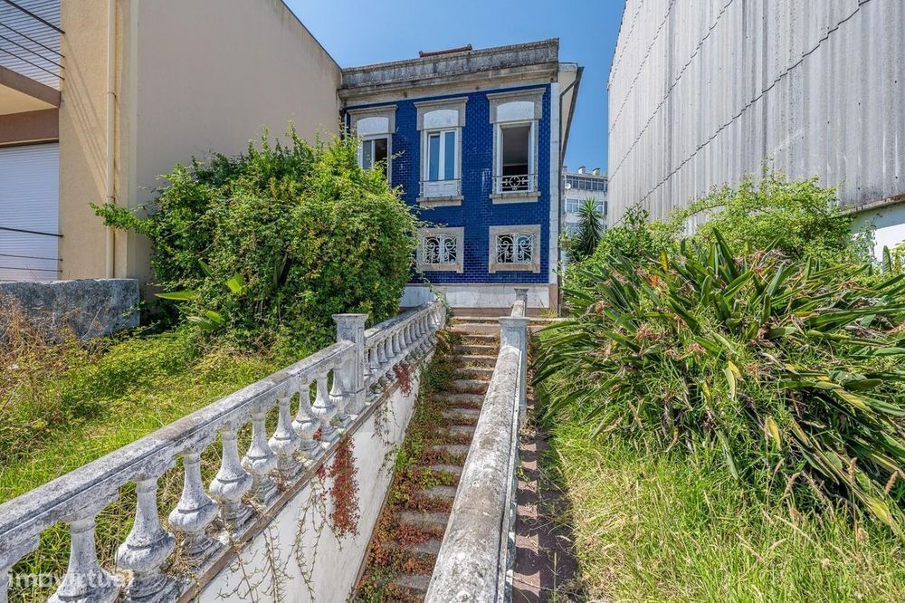 Moradia Burguesa Portuense com Jardim, Terraço e Elevado Potencial de