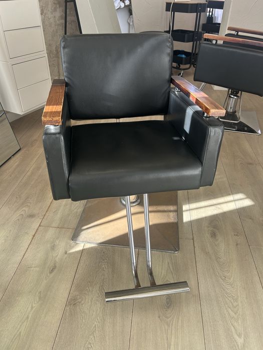 Duas cadeiras de cabeleireiro