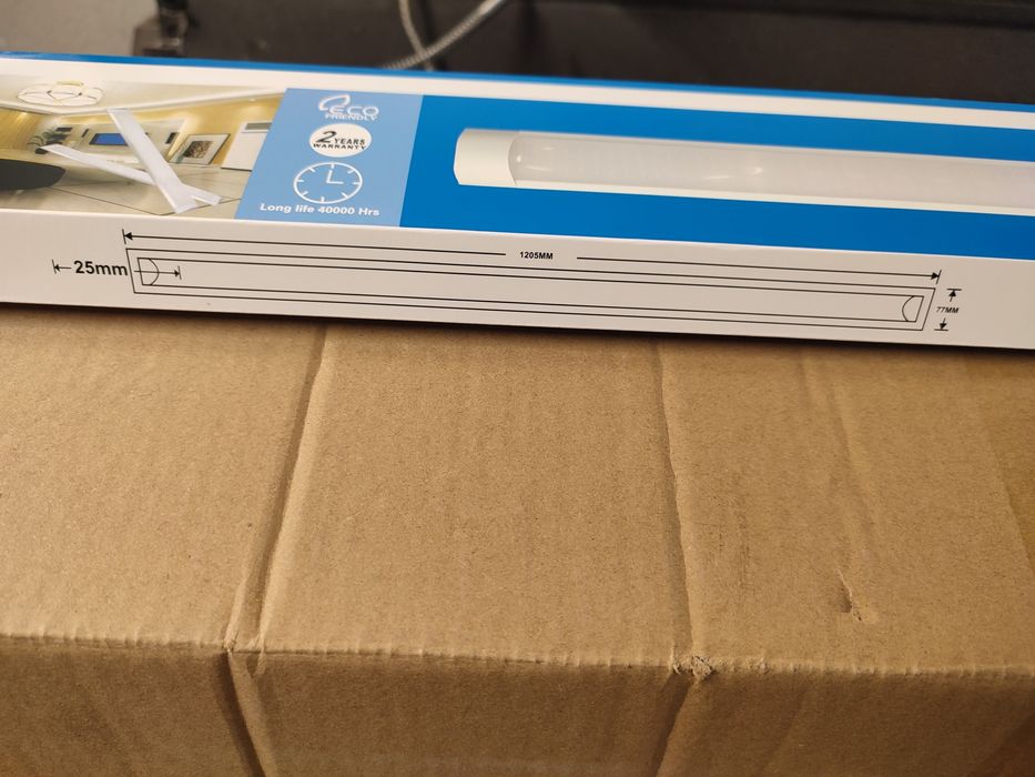 Świetlówka. Lampa LED do garażu