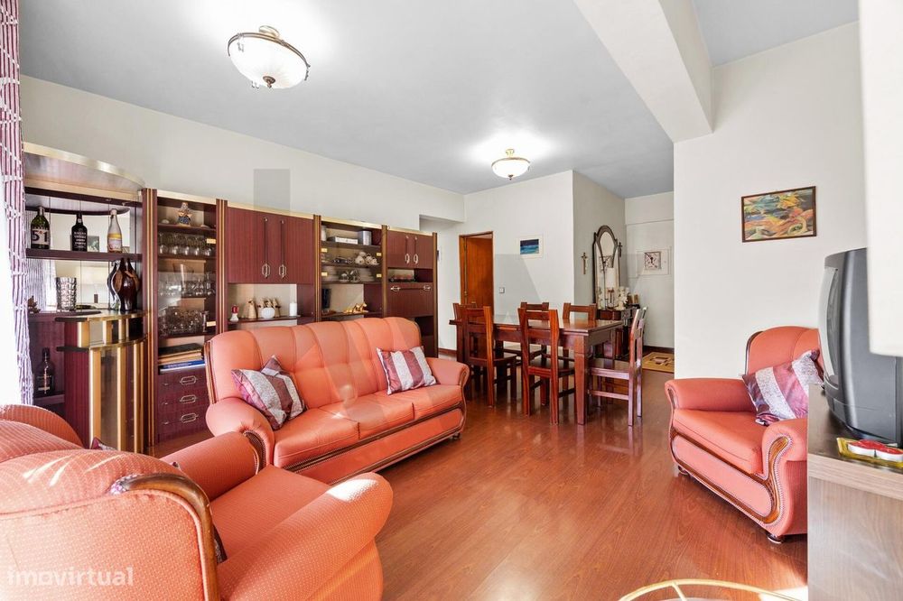 Vende T3 de 110m2 com varanda no Centro da Moita