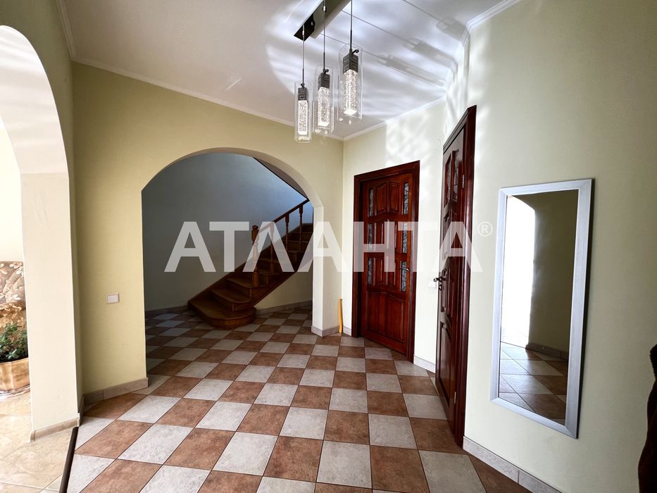 Продаж котеджу в смт Запитів + 10 соток землі.