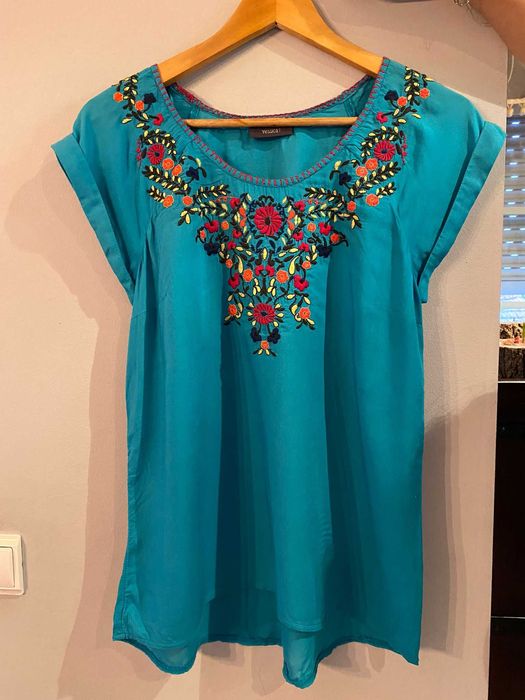 Túnica azul com flores, C&A