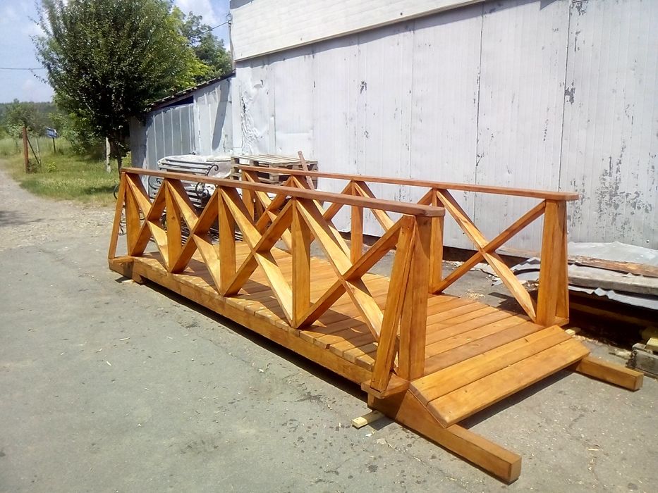 Кровать, разная мебель, двери, окна и все из дерева