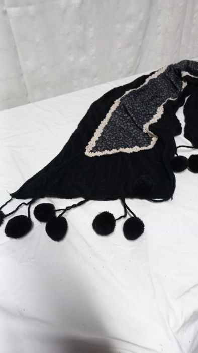 Écharpe unisexo preta com aplicações e pompons