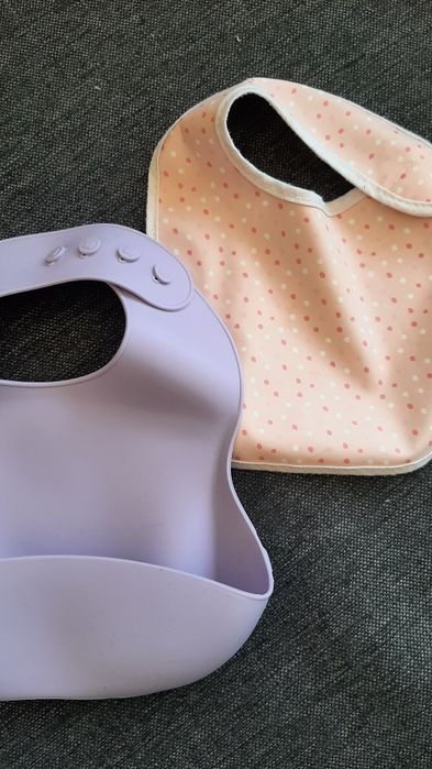 Dwa śliniaki: silikonowy nowy, pozostały stan bdb

Zapraszam na moje p