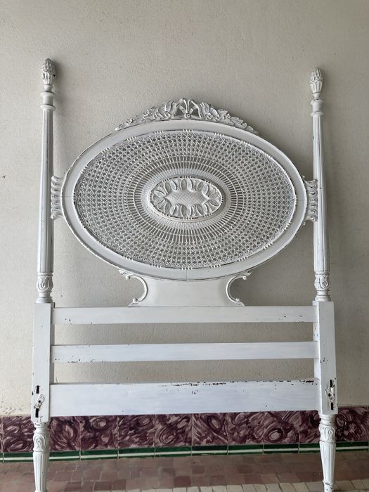 Cama individual, madeira e palhinha, estilo luis XVI