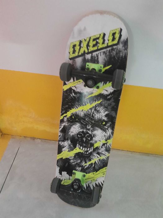 Skate atrativo e brilhante para jovens que gostam de aventura e risco