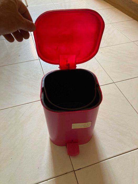 caixote do lixo cor-de-rosa