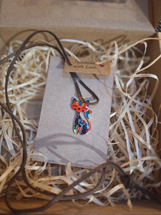 upominek,naszyjnik na rzemyku,zawieszka kot malowana