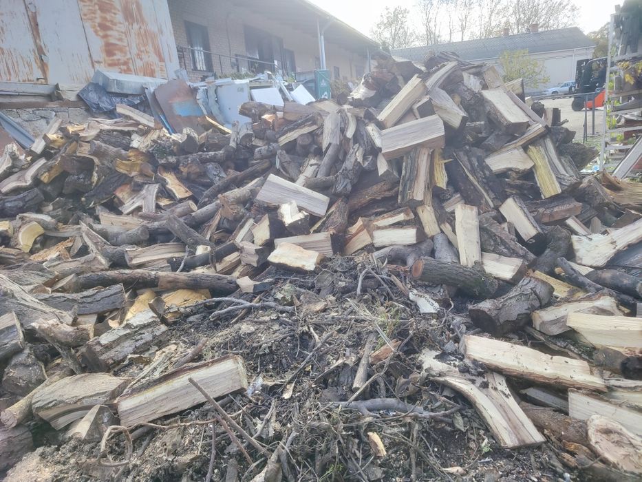 Рубаю, колю дрова