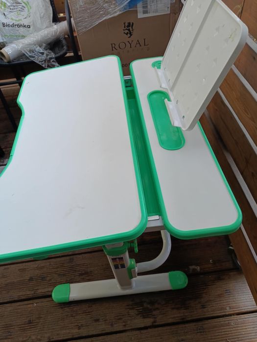 Regulowane dzieciece biurko