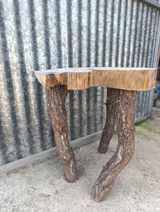 Mesa de cabeceira rústica