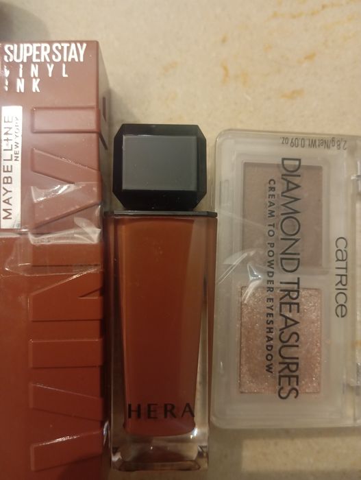 Zestaw kosmetyków widoczny na zdjęciach