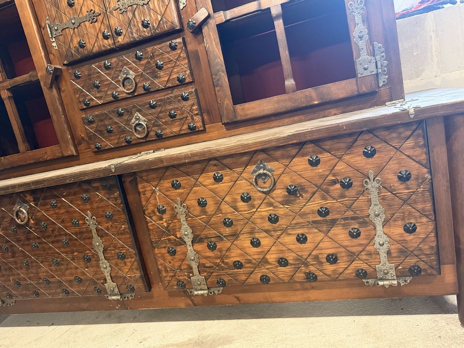 Drewniany kredens kolonialny z barkiem