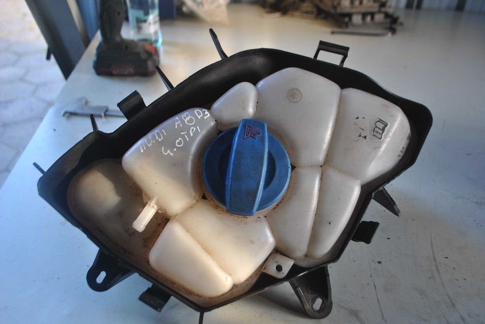 Zbiorniczek wyrównawczy Audi A8 d3