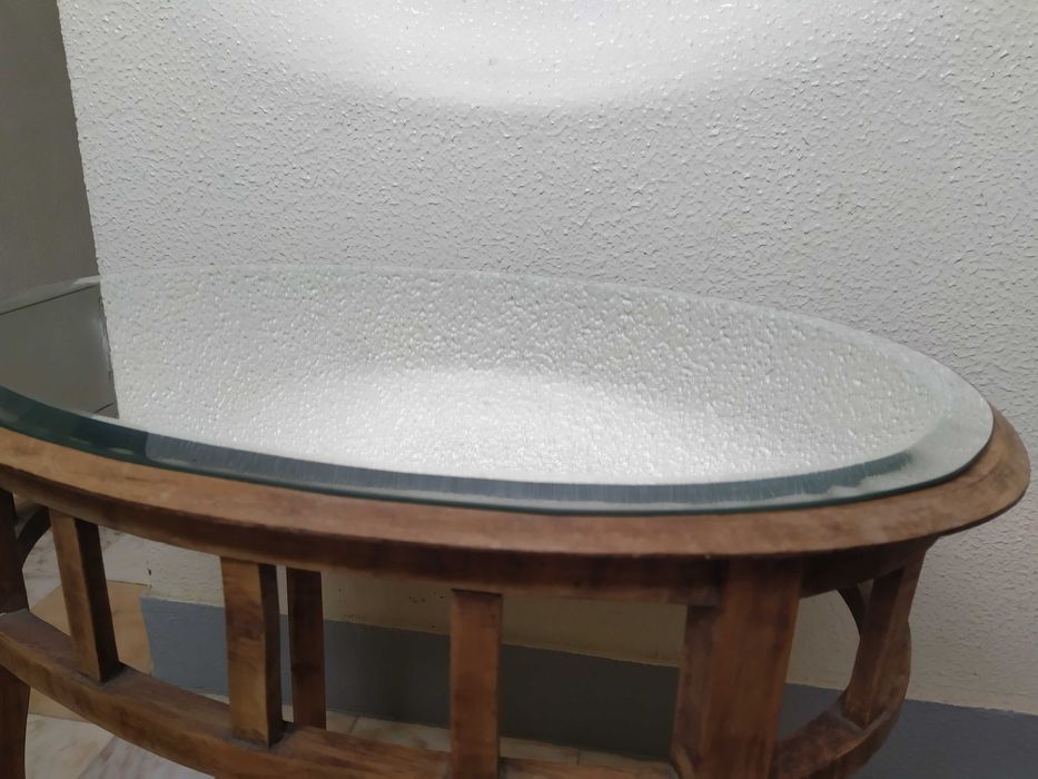 Mesa de apoio em madeira com tampo em espelho