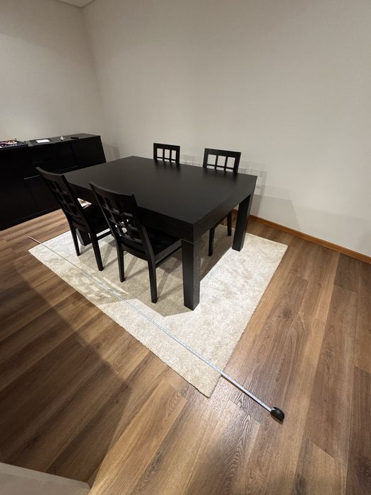 Mesa de sala com 4 cafeiras