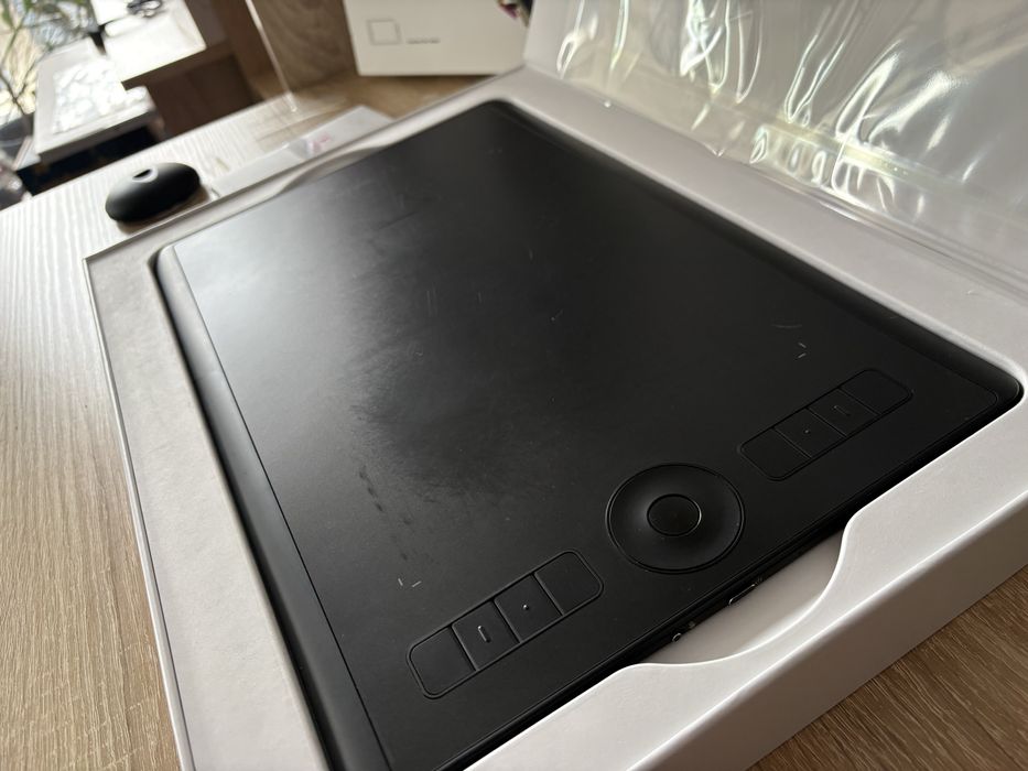 Графічний планшет Wacom Intuos Pro PTH-660.
