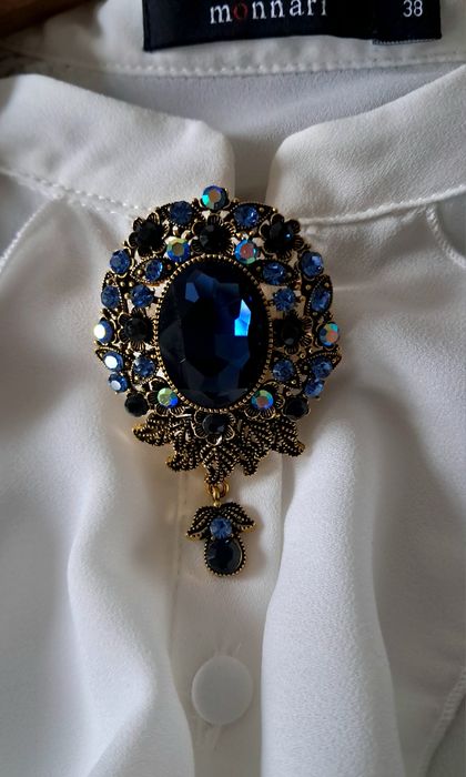 Barokowa broszka z kwiatami cyrkoniami prezent elegancka kobieta