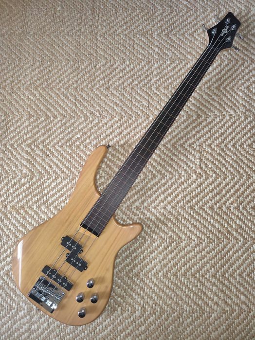 Baixo fretless como novo