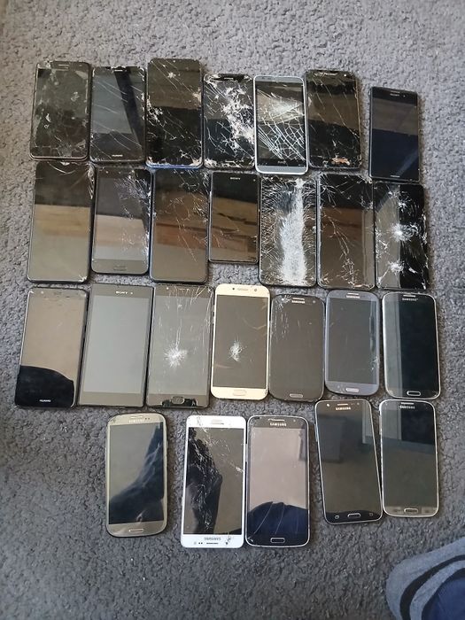 Zestaw 25 uszkodzonych telefonów