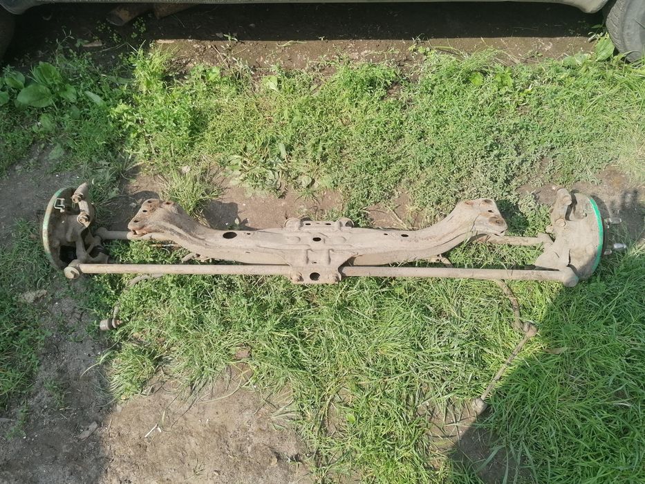 Продам задні ступиці мазда 323 ба