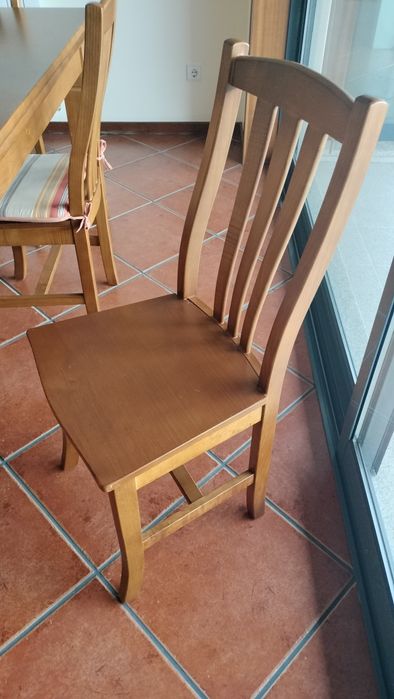 Mesa de Jantar,6 cadeiras em madeira ,extensível