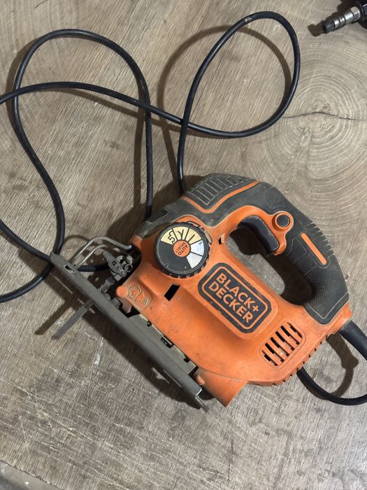 Лобзік Black + Decker