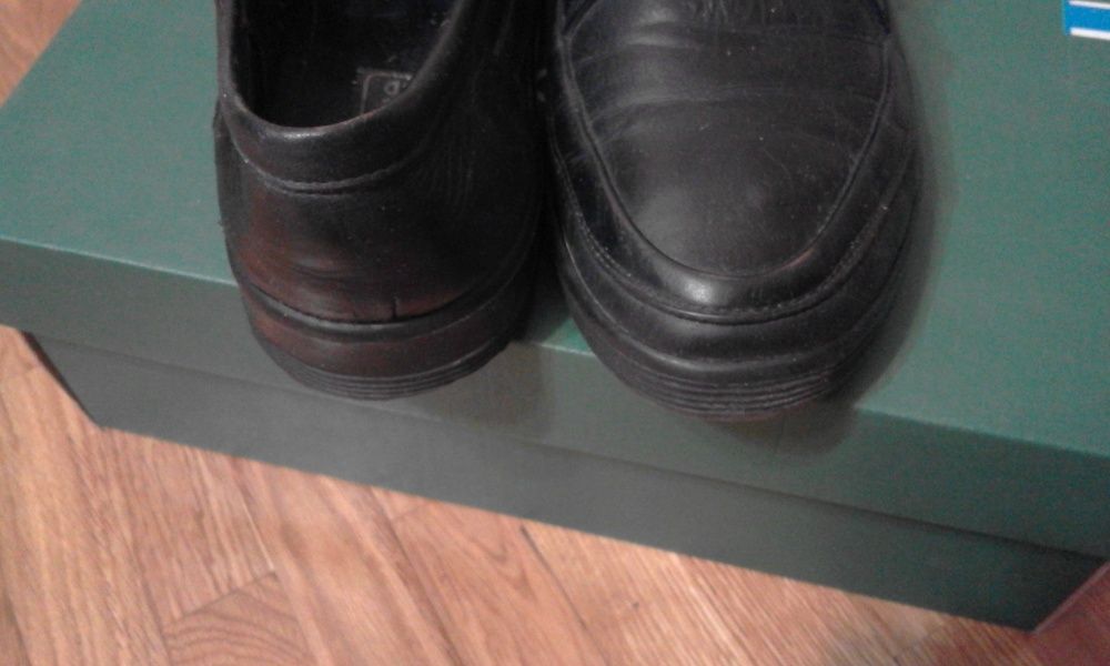 Мужские туфли черного цвета на шнурках