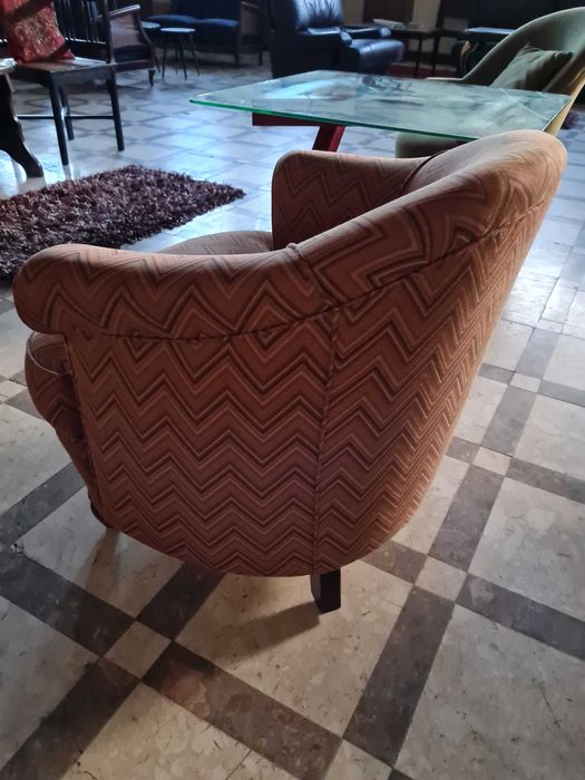 antiga e pequena poltrona