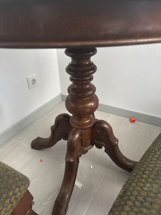 Mesa de jogo vitoriana com cadeiras