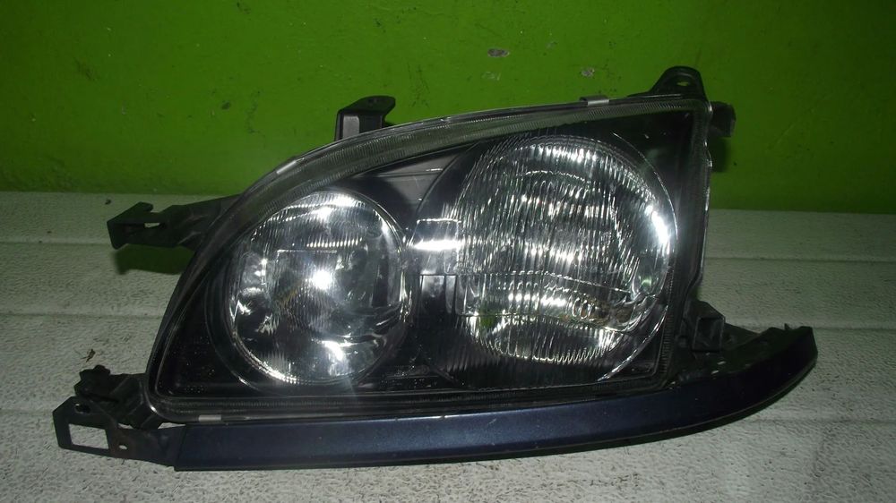 Farol Esquerdo Toyota Avensis - 1997 / 2000