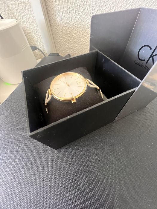 Relógio em boas condições para venda