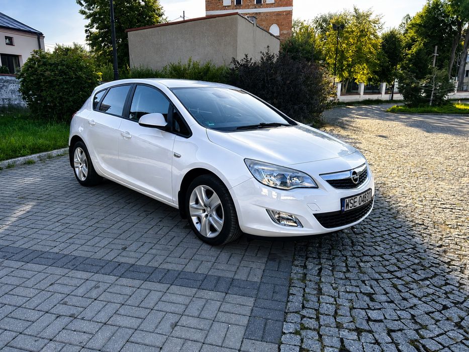 Opel Astra J 2011r. 1.6 benzyna 115KM