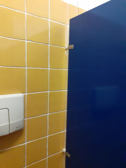 Equipamento WC Completo c/ Divisórias, Sanitas e Banca Inox