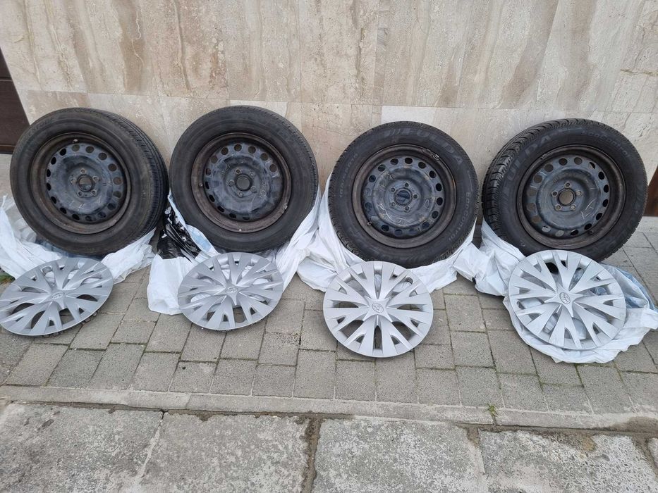 Oryginalne koła stalowe Toyota Yaris IV 15” – TPMS, kołpaki, opony letnie