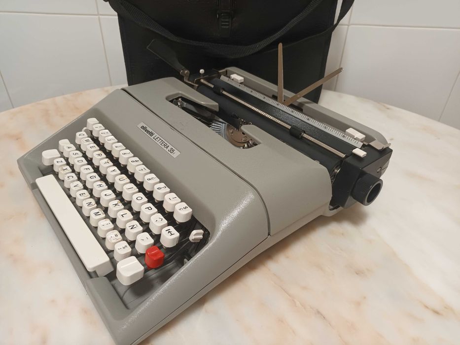Máquina de escrever Olivetti Lettera 35