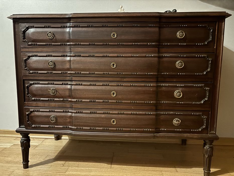 Cómoda clássica com 4 gavetas