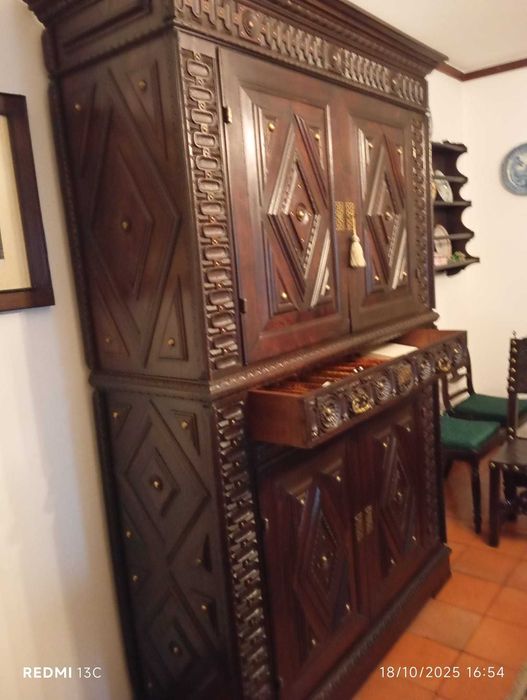 Grande Móvel Louceiro Restaurado com Iluminação