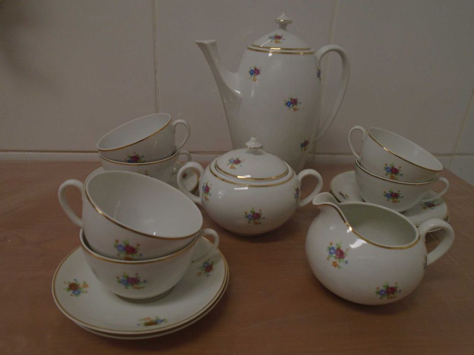 Serviço Chá  bonito e antigo. Cerâmica Candal