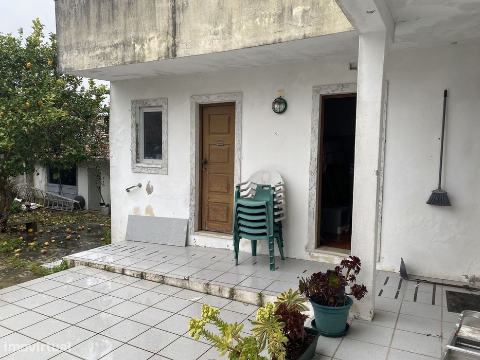 Vende-se T3 com grande espaço exterior em Santa Clara, Coimbra.