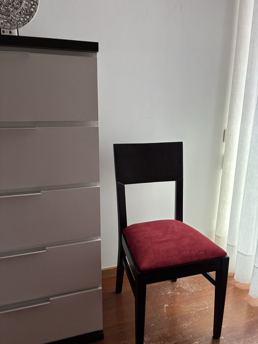 Quarto madeira cabeceira colchao mesas e comoda