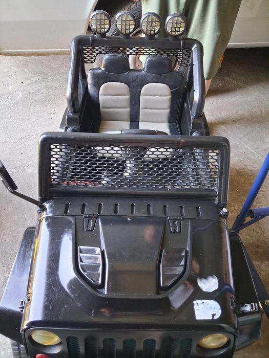 Samochód na akumulator Jeep, koło do wymiany