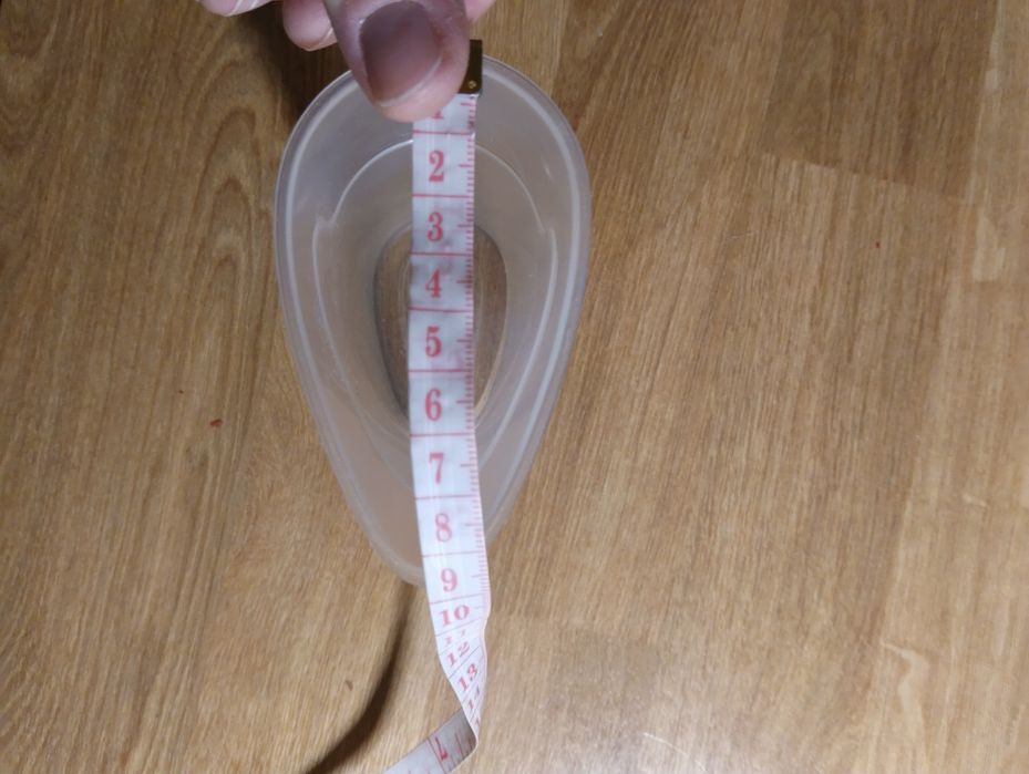 Pojemnik do odmierzania płynu z dziubkiem i miarką