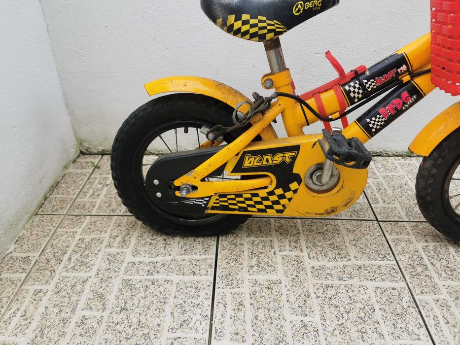 Bicicleta de criança com bastante uso