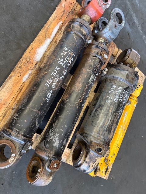 Volvo L 110 F/L120F USED HYDRAULIC CYLINDER komplqetbsiłowników do ładowarki